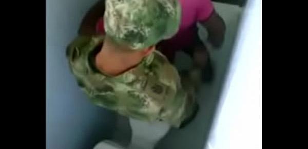  militar colombiano en un baño publico